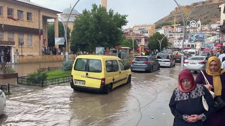 Bayburt'u sağanak vurdu! Cadde ve sokaklar göle döndü 8